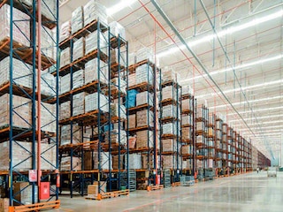 Nueva bodega con rack selectivo para Armazém Mateus Nueva bodega con rack selectivo para Armazém Mateus